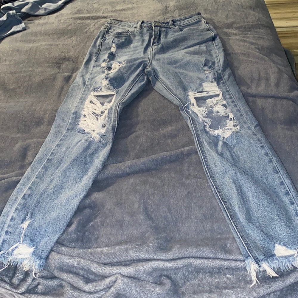 Distressed skinny jeans